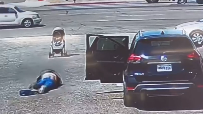 Il vento trascina via il passeggino, lei inciampa e lo vede impotente andare verso le macchine
