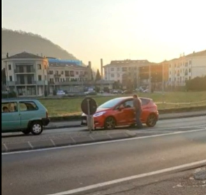 Il virale show dell’automobilista bergamasco che blocca il traffico per “regolare” i conti