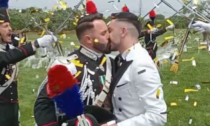 Carabiniere sposa in alta uniforme il compagno parrucchiere: alla cerimonia anche il picchetto d'onore
