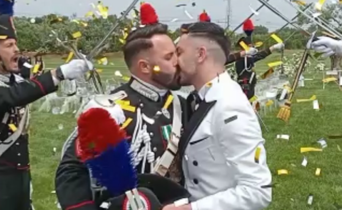 Carabiniere sposa in alta uniforme il compagno parrucchiere: alla cerimonia anche il picchetto d’onore