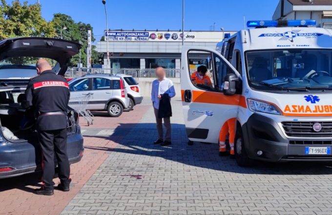 Prende a sprangate l’ex moglie nel parcheggio del supermercato (e un 66enne che ha cercato di difenderla)
