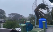 Traliccio piegato come un fuscello: il video della furia del ciclone Mocha