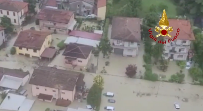 Maltempo Emilia Romagna: 8 morti e diversi dispersi, soccorsi dall’elicottero sui tetti, salvate mamma e figlia dal fiume esondato