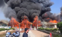 Inferno di fuoco al centro commerciale Le Vele di Desenzano del Garda