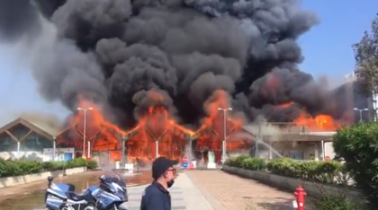 Inferno di fuoco al centro commerciale Le Vele di Desenzano del Garda