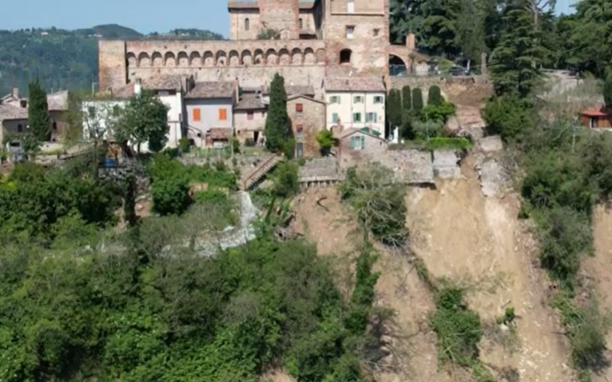 15esima vittima in Emilia, è ancora allerta rossa. Il paese sospeso sulla frana che rischia di crollare