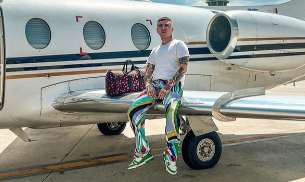 Lazza posta un’immagine sul jet privato e viene bombardato di critiche dagli haters