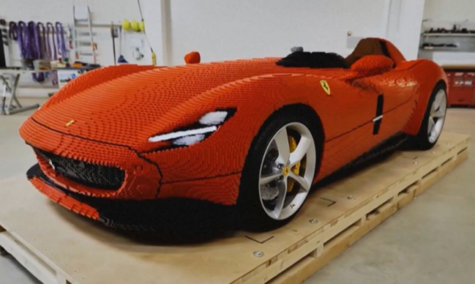 Di Ferrari Monza SP1 ne esistono al mondo 499 esemplari… più uno fatto tutto in Lego