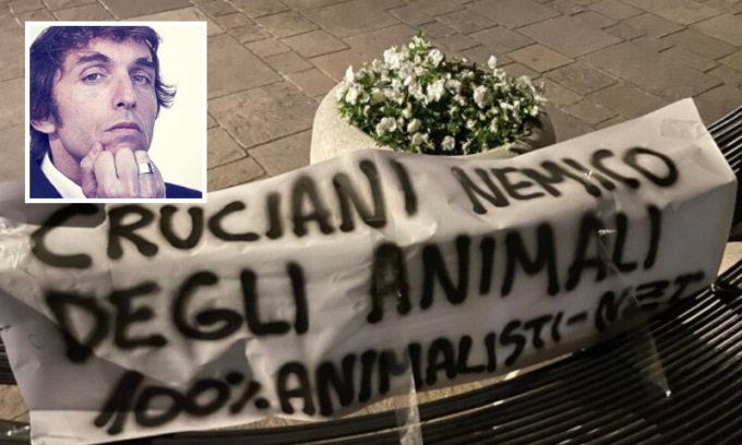 Minacce animaliste a Cruciani e dopo il salame lui li provoca mangiando carne d’orso
