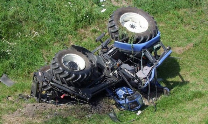 Mentre sfalcia l’erba del vigneto col trattore, perde il controllo del mezzo e precipita in un scarpata