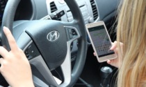 Un giovane su quattro guarda foto e video al cellulare mentre guida: quanti punti vengono tolti e a quanto ammonta la sanzione