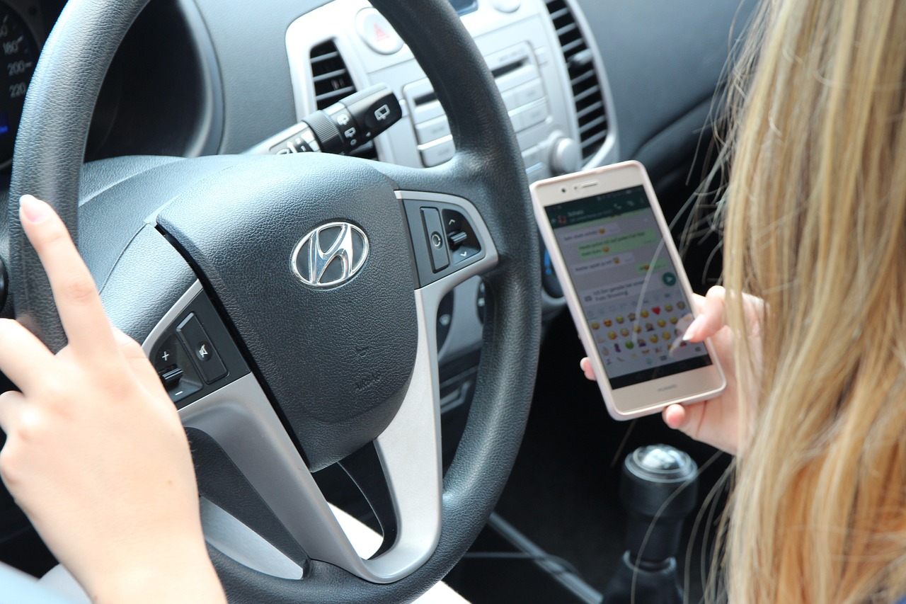 Un giovane su quattro guarda foto e video al cellulare mentre guida