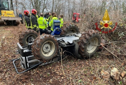 Si ribalta con il trattore, grave agricoltore 78enne