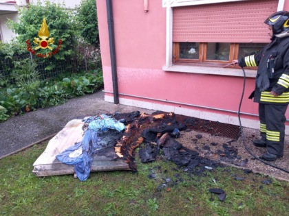 Materasso in lattice prende fuoco: 51enne muore nel sonno