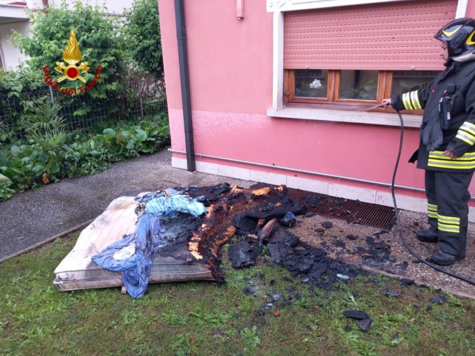 Materasso in lattice prende fuoco: 51enne muore nel sonno