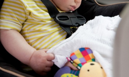 Sindrome dei bambini dimenticati in auto: il dispositivo anti abbandono e cosa dice la legge (voluta nel 2019 da Giorgia Meloni)