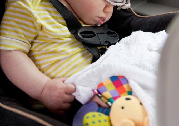 Sindrome dei bambini dimenticati in auto: il dispositivo anti abbandono e cosa dice la legge (voluta nel 2019 da Giorgia Meloni)
