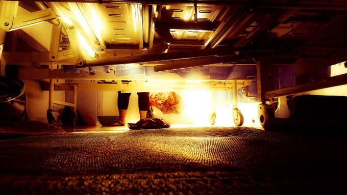 Sente puzza nella camera d’albergo. Per forza, sotto al letto c’era un cadavere…