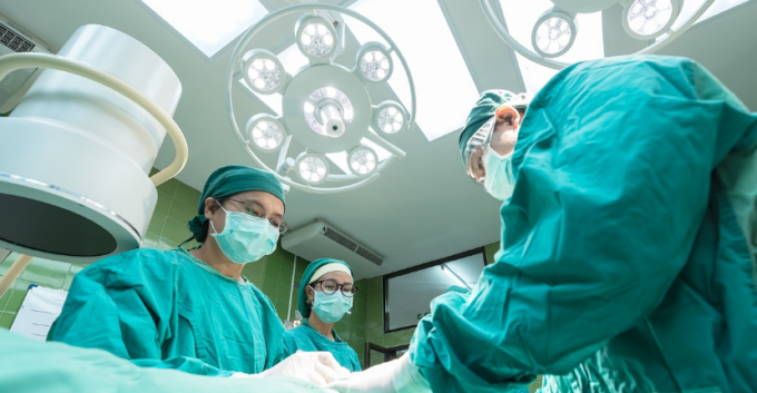 Chirurgo chiede all’uomo delle pulizie di assisterlo durante l’amputazione