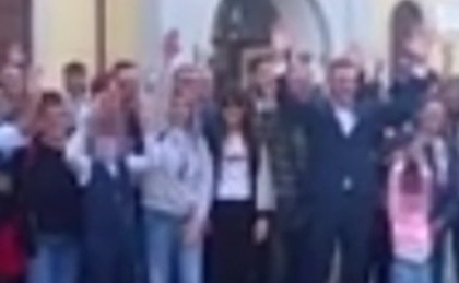Consigliera leghista neo-eletta fa il saluto romano per festeggiare: il suo sindaco la caccia