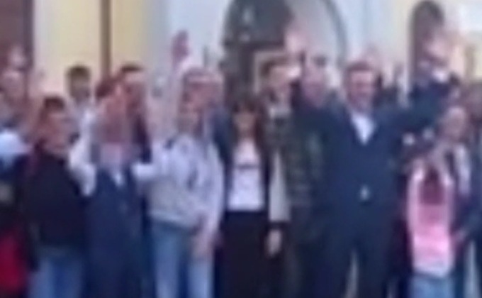 Consigliera leghista neo-eletta fa il saluto romano per festeggiare: il suo sindaco la caccia