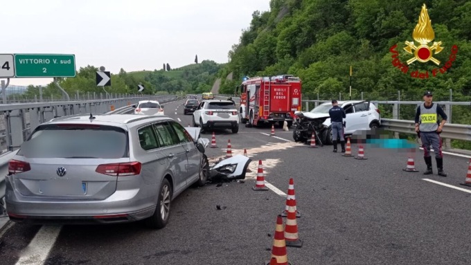 Contromano in Autostrada dopo un’inversione a U provoca un frontale: un morto e feriti