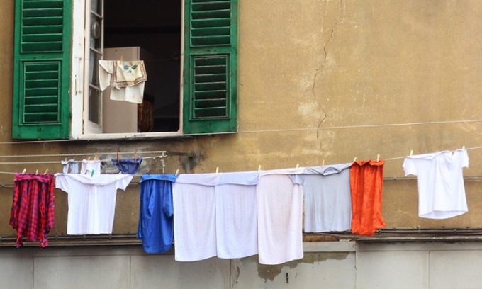 La lite condominiale per un lenzuolo steso sfocia nel dramma: dà fuoco alla vicina e le incendia l’auto