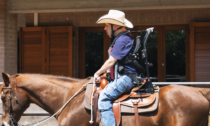 Una super sella regala a un giovane disabile il sogno di andare a cavallo