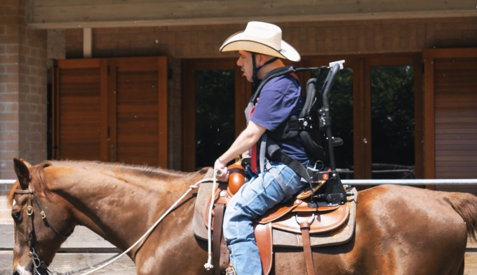 Una super sella regala a un giovane disabile il sogno di andare a cavallo