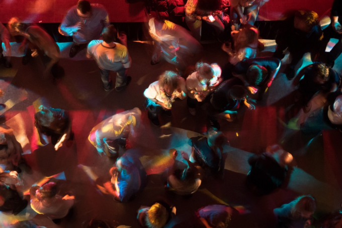 Violentata in discoteca da uno sconosciuto: per lo shock non ricorda nemmeno la sua voce
