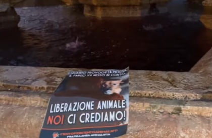 Trento, fontana colorata di rosso sangue, “come quello degli orsi”