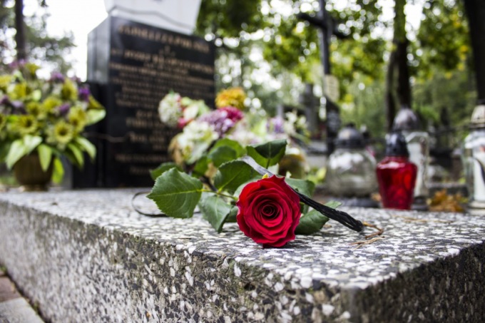 Si fa 45 chilometri per rubare dalle tombe al cimitero. La mamma del defunto la smaschera con un microchip nei fiori