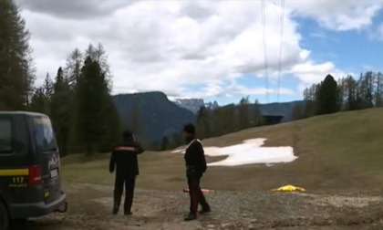 Operaio muore precipitando dalla funivia in Alto Adige, in Piemonte boscaiolo si taglia di netto una mano