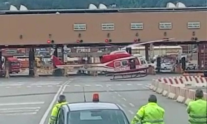 Schiacciato mentre trasportava un container al porto di Genova: amputate le gambe a un 41enne