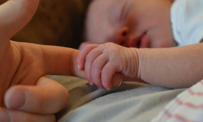 Bambina di 6 mesi muore mentre dorme con la mamma minorenne
