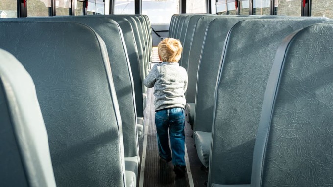 Mamma scende dall’autobus e dimentica a bordo… il figlio di 5 anni