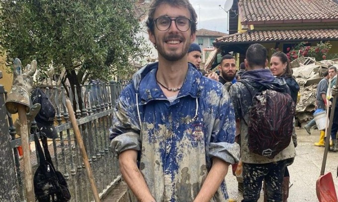 Va due giorni a spalare il fango dopo l’alluvione in Emilia Romagna: il suo capo lo licenzia e lo insulta