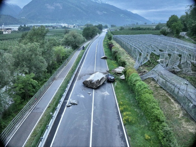 masso si stacca dalla montagna statale 38 laces coltrano val venosta