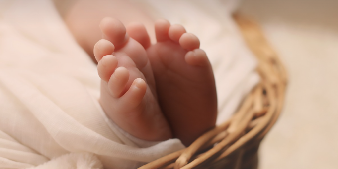 Neonata abbandonata fuori dall’ospedale, il sindaco fa un appello alla madre. Ma a cosa serve?