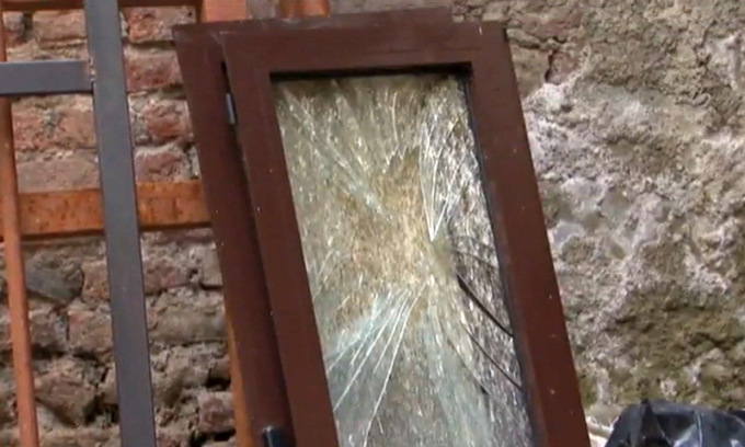 Lastra di vetro si spezza e gli recide l’arteria femorale: operaio edile muore dissanguato