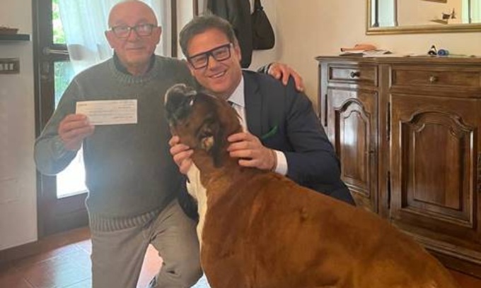 L’onorevole paga la multa del pensionato che ha coperto una buca