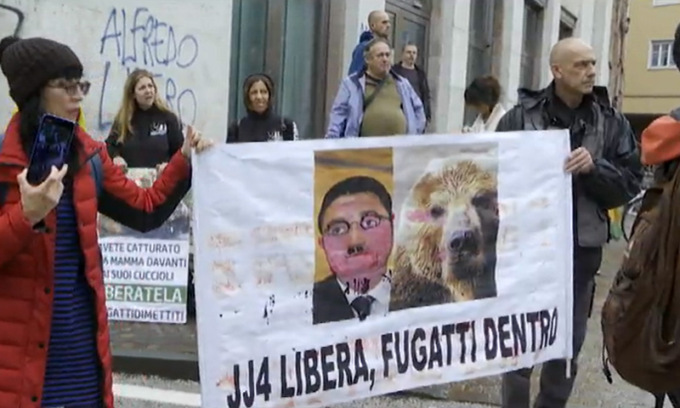 Fugatti firma un’altra ordinanza d’abbattimento, stavolta per due lupi: è la prima in Italia
