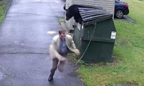 Preside apre il cassonetto dei rifiuti nel cortile della scuola e salta fuori un orso