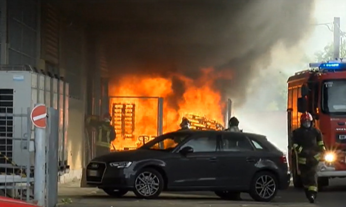 Store cinese incendiato e distrutto da ragazzini che giocavano con un accendino