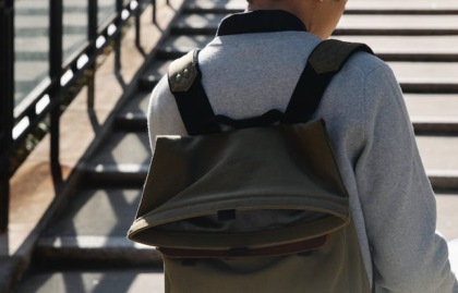 Molestatore di studentesse fermato con sex toys nello zaino alla fermata del bus