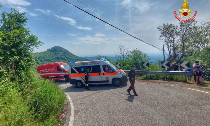 Tifosa del Giro d’Italia segue la tappa in bici e precipita in una scarpata