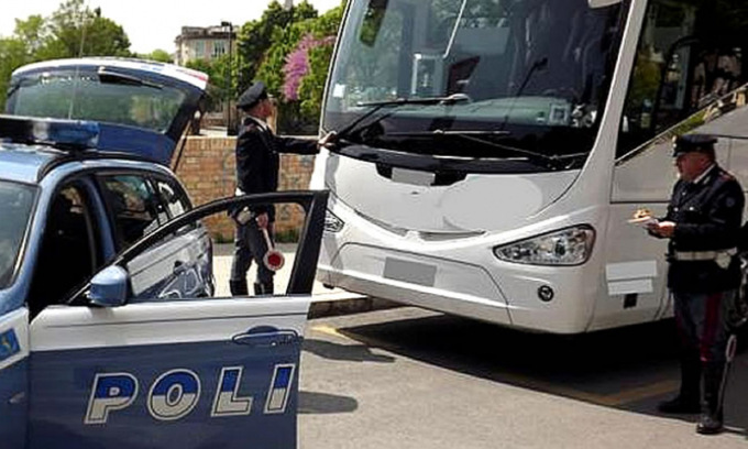 Anche un pullman che portava una scolaresca in gita beccato senza assicurazione