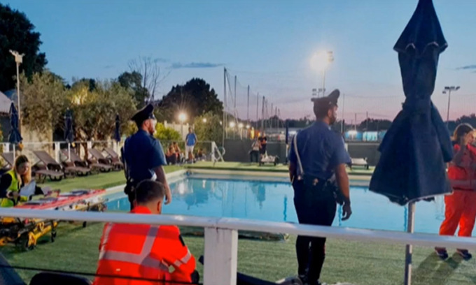 Bimbo sfugge alla madre e muore cadendo in una piscina durante una festa