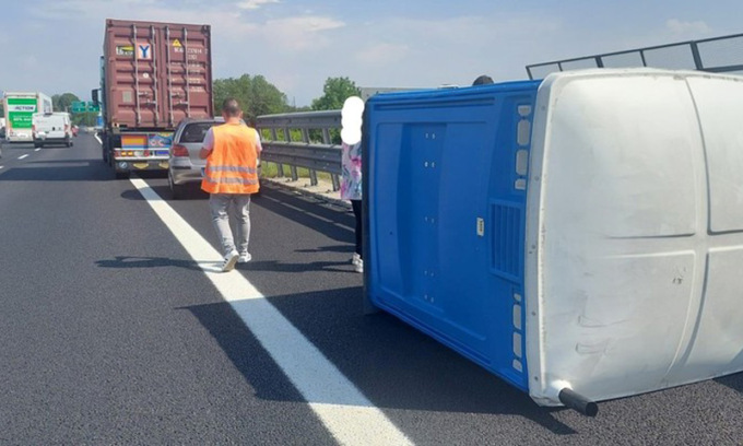 Donna al volante tampona un bagno chimico in tangenziale