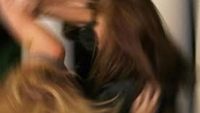 Rissa sugli spalti alla partita dei bambini tra una mamma e una nonna
